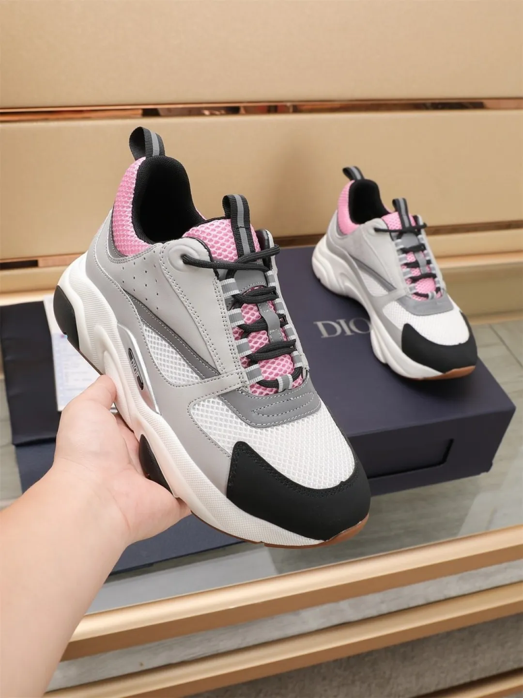 Men's shoes 💰P460💰【Dior】Dior✨ is online at the same time👏 This casual sneaker is a new product in the series and continues Di*r's classic style. The upper is made of original mesh and cow leather, with a two-color textured outsole, and the brand's iconic details on the rear collar and heel to enhance the style. Fashionable and versatile. Wear it with jeans or slacks for a casual look. Size: 38-44 (45 customized)